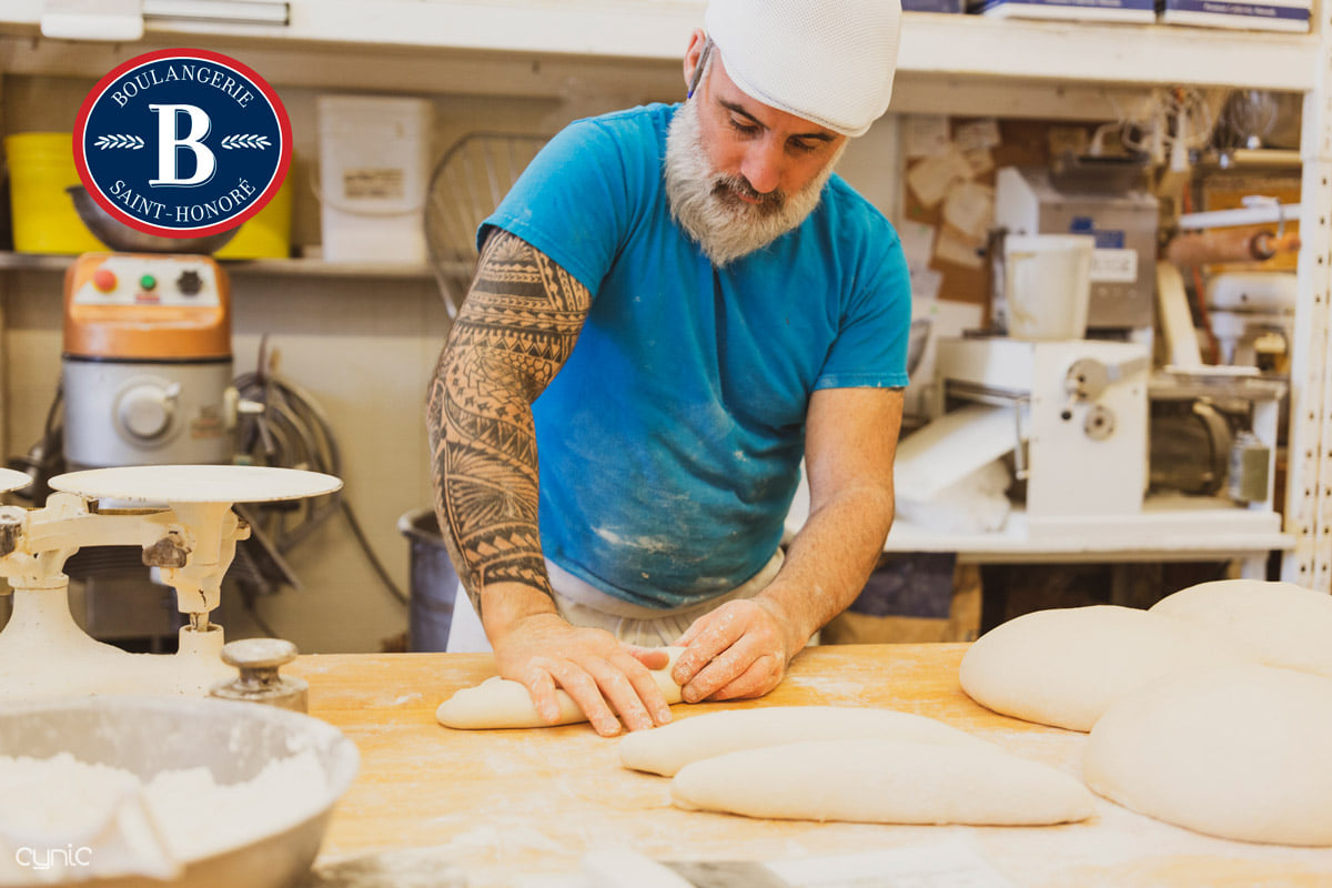 Boulanger artisan façonnant la pâte à la main dans le fournil