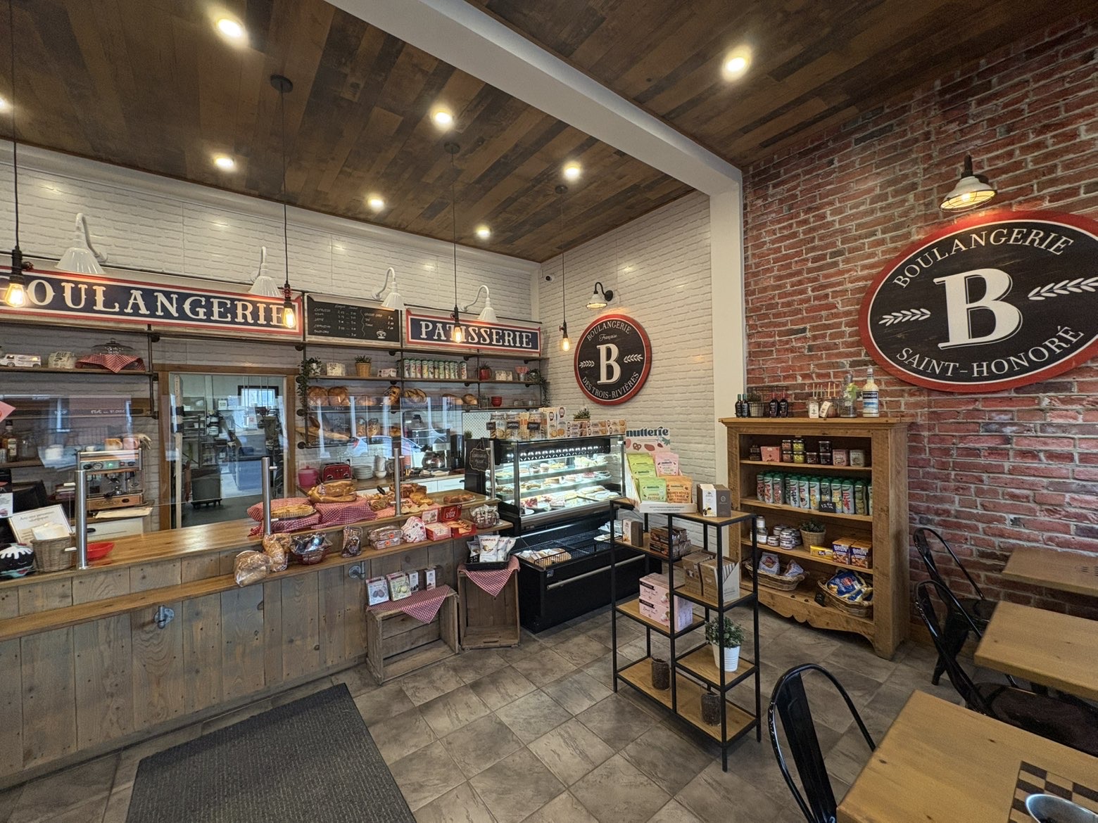 Intérieur chaleureux de la boulangerie